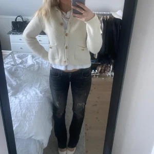 Kofta med guldknappar  - Stickad kofta från Zara med guldknappar i en typ off white färg