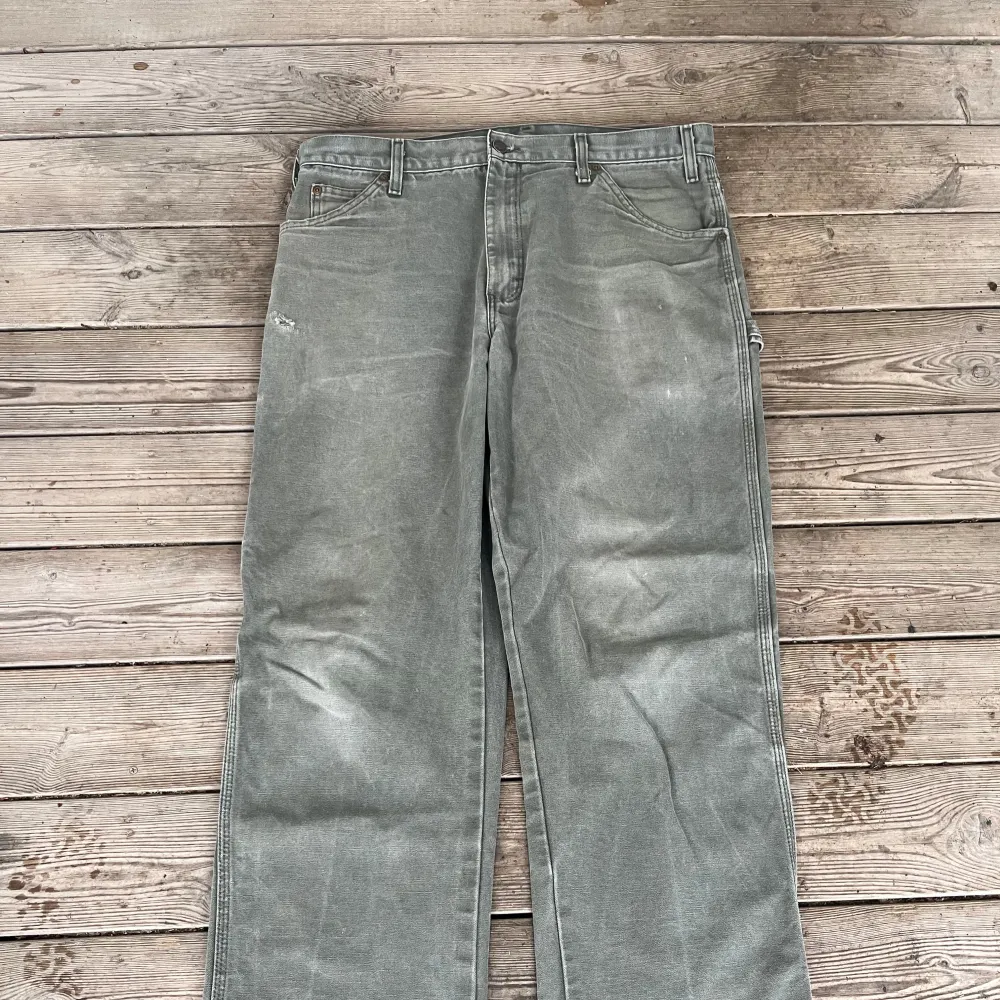 Vintage dickies carpenters i bra skick med snygg fade. Loose fit Längd: 105cm Midja: 45cm. Jeans & Byxor.