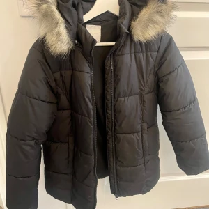 Vinterjacka från Gina Tricot 146/152 - Vinterjacka med avtagbar luva från Gina Tricot. Fint skick. Strl 146/152