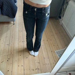 Lågmidjade bootcut jeans! - Säljer pga att de är för små. Super snygg färg och allt!😍Passar ngn som är 160cm
