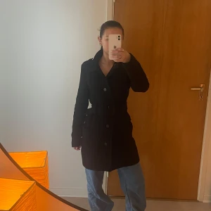 Svart kappa - En jättesnygg svart kappa från mango som är lite längre. Prefekt nu till hösten när de är lite kyligare ute. Så snygg och i jättebra skick, perfekt till alla tillfällen! 