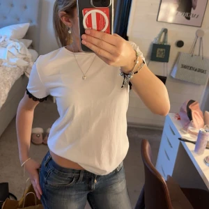 Topp från Zara  - Fin T-shirt med spets i ärmarna från Zara 