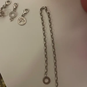 Silverfärgat Thomas sabo charm armband med berlocker - Säljer ett silverfärgat Thomas sabo charm armband med tre söta berlocker: en krona, en tass och en kvinnosymbol, dem köptes för 160 st. Man kan köpa till egna berlocker. Nypris för armbandet 349 Mitt pris med berlocker 289. Pris kan diskuteras 