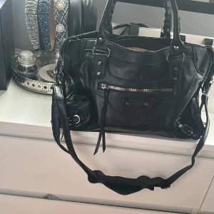 Svart Handväska  - Supersnygg och i nyskick! 💗Måtten är 34 lång, 13 bred och 29 hög.