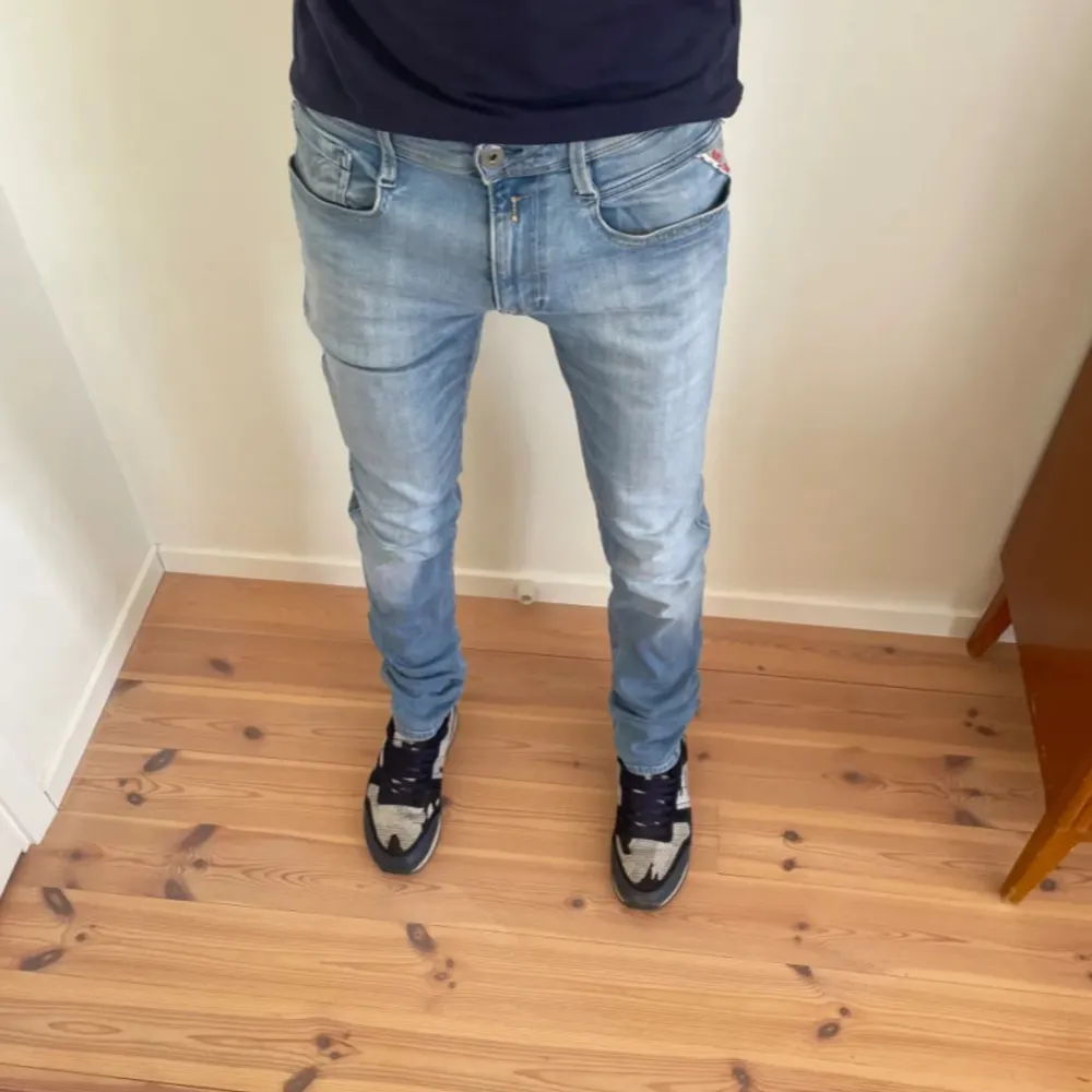 Säljer ett par jeans från Replay | 9/10 skick | Storleken är W31/L36 men jeans är förkortade till W31/L33 som motsvarar 115cm på benlängden | Hör av er vid funderingar! Kan gå ner i pris vid snabb affär!. Jeans & Byxor.