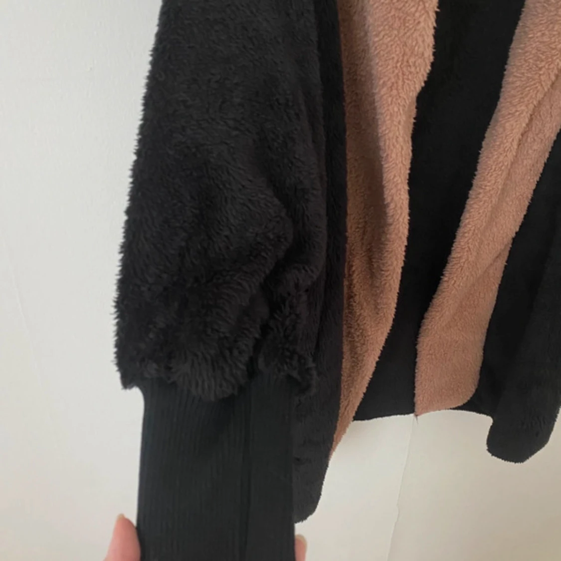 Mysig teddyjacka i svart och beige - 90