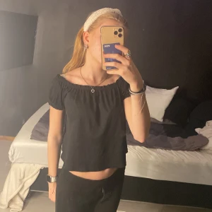 Svart offshoulder topp - Säljer en snygg svart offshoulder topp från Gina Tricot i storlek XS. Toppen är croppad och har en elastisk kant som ger en bekväm passform 🖤 skriv för mer bilder💞