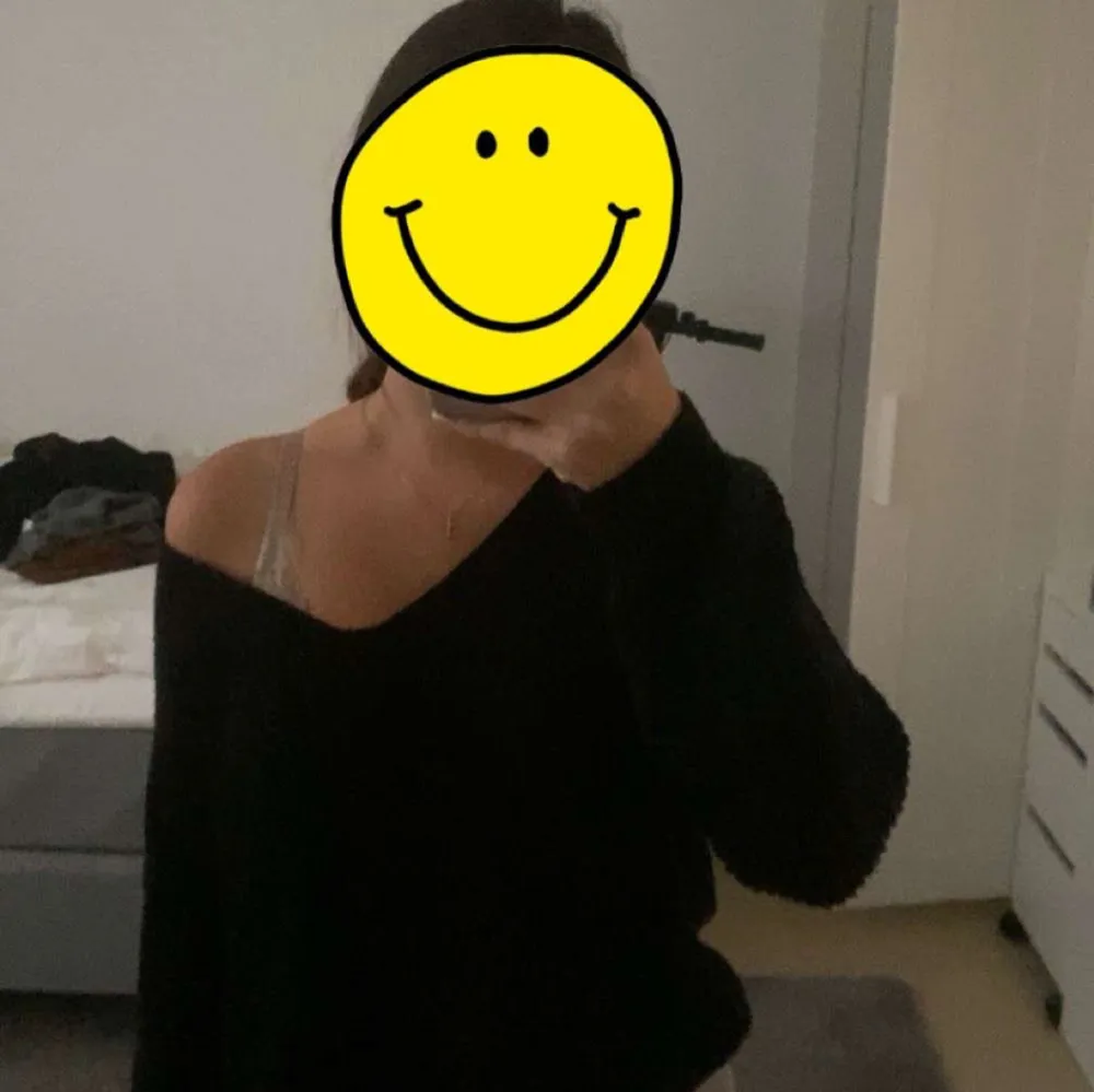 Säljer en supermysig svart stickad offshoulder tröja som är perfekt för både höst och vinter. Den har en lös passform och långa ärmar, vilket gör den bekväm. Passar med typ vad som helst . Tröjor & Koftor.