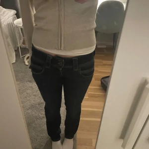 Pepe jeans - Supersnygga mörkblå ljusblå Pepe jeans!!💗💗