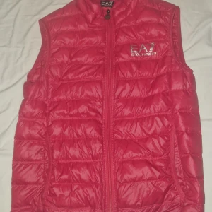 Ea7 väst - Den är I jätte bra skick 