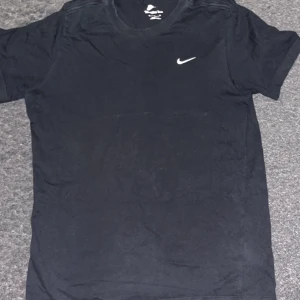 Nike t shirt - Nike t shirt som är skön och bra skick för väldigt bra pris.