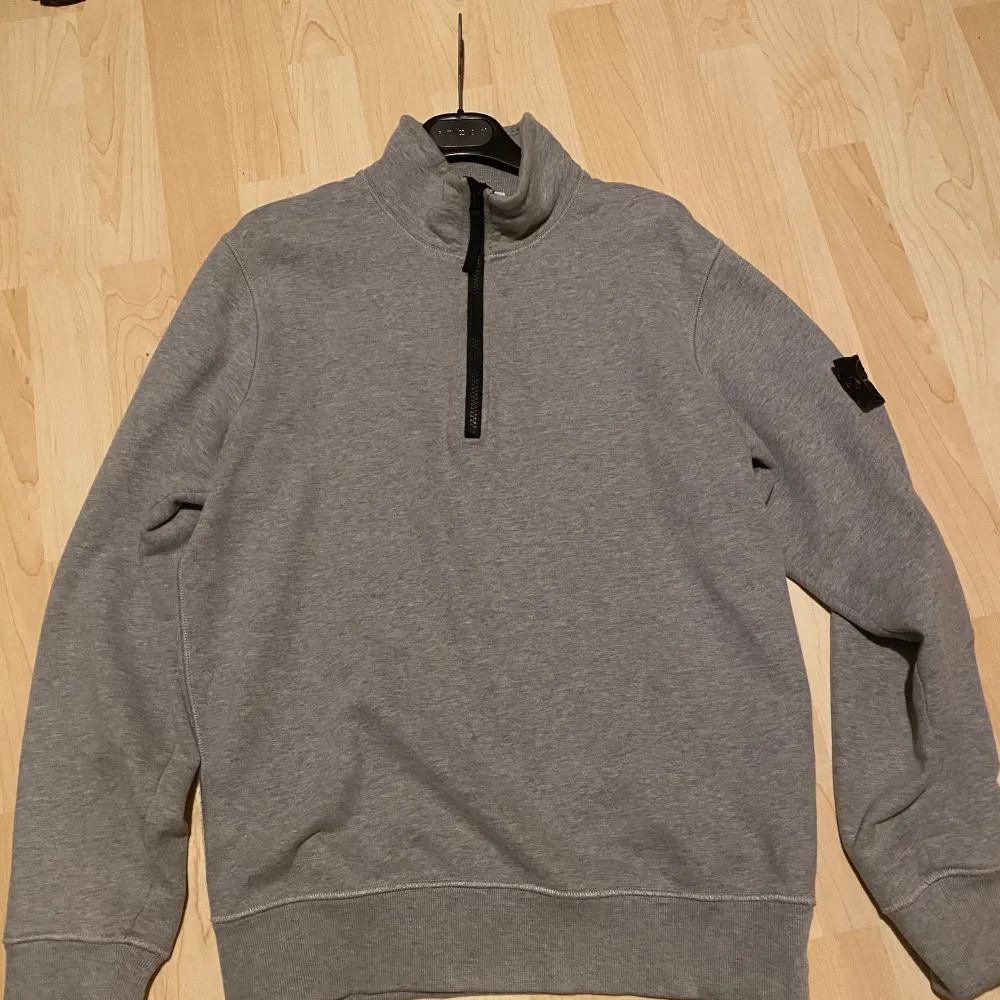 Säljer nu min äkta stone island half zip. Den är i väldigt bra skicka nästan som ny. Bara att skriva om du är intresserad av fler bilder eller liknande. . Tröjor & Koftor.