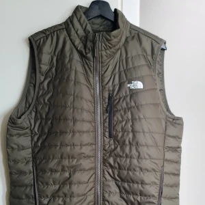 Väst från North Face - En väst från the North Face. Aldrig använt. Prislappen sitter på fortfarande. Priset kan diskuteras med seriösa köpare.
