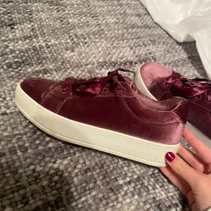 Sammetsskor - Knappt använda. Superfina sneakers i sammet  med skosnören i siden. Storlek 39!! 