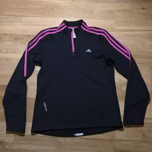 Svart adidas tröja med rosa/lila ränder, mycket bra skick 