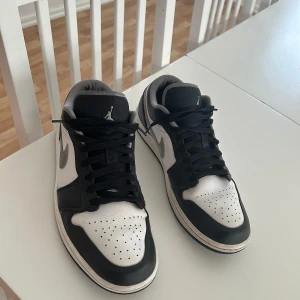Jordan 1 black White grey low. - Säljer för dem används inte längre. Tagit hand om skorna dem är inte överdrivet creasade på framsidan dem är bra skick skulle jag säga. Går också att tvätta skorna så dem blir vitare. Nypris på sånna här i storlek 45 är 4500 kr, så jag tänker runt 1500. Det går att pruta. Kommer säkert gå med på priset ni budar för vill få sålt dem.