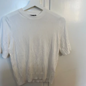 Vit stickad T-shirt  - En fin stickad T-shirt från lager 157. Aldrig använd. 