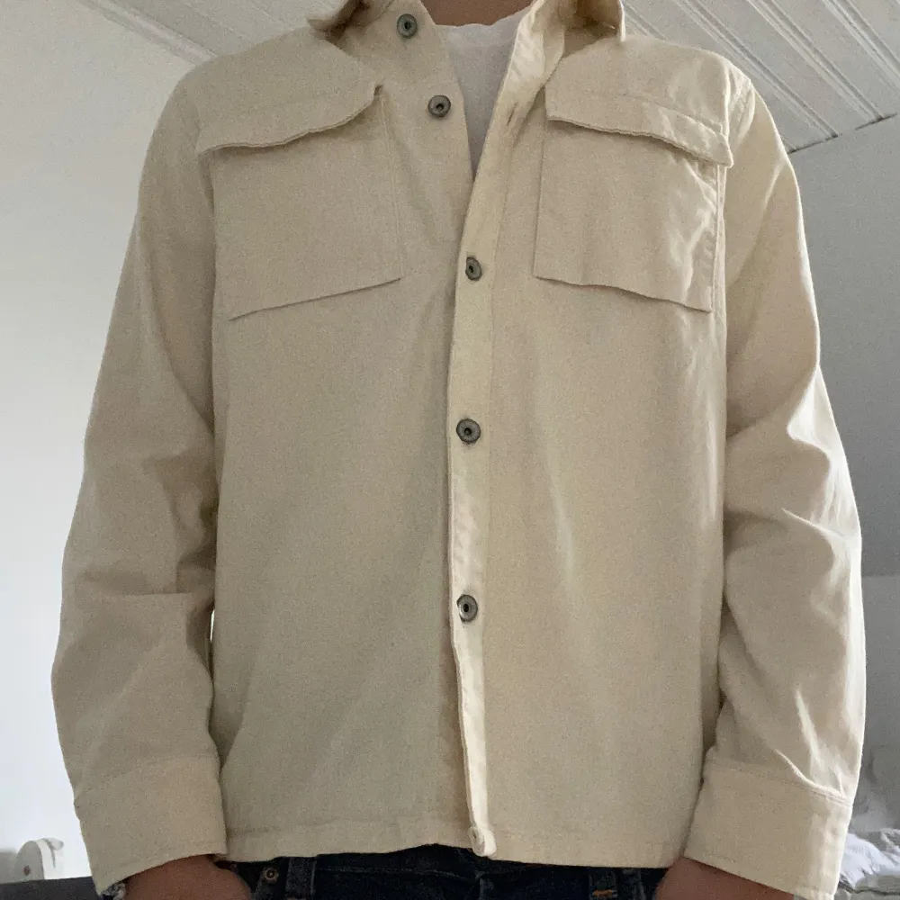 Tja tja! Säljer nu min overshirt från name it. Den är i storlek 146-152 men passar perfekt på mig som är 165. . Jackor.