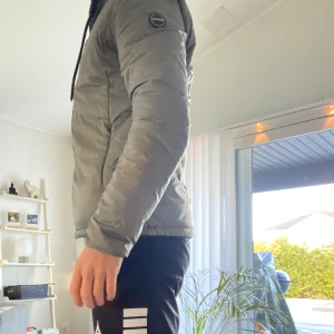 SNOOT jacka - En skön vår/ höst jacka från snoot med ett nypris på 2100 kr! Skicket är 9/10! Skriv gärna vid minsta fundering 