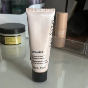 Mary Kay Timewise Foundation - Säljer en Mary Kay Timewise luminous-wear liquid foundation i nyansen Beige 4. Den ger en strålande finish och kommer i en praktisk tub på 29 ml. Perfekt för en jämn och naturlig look!