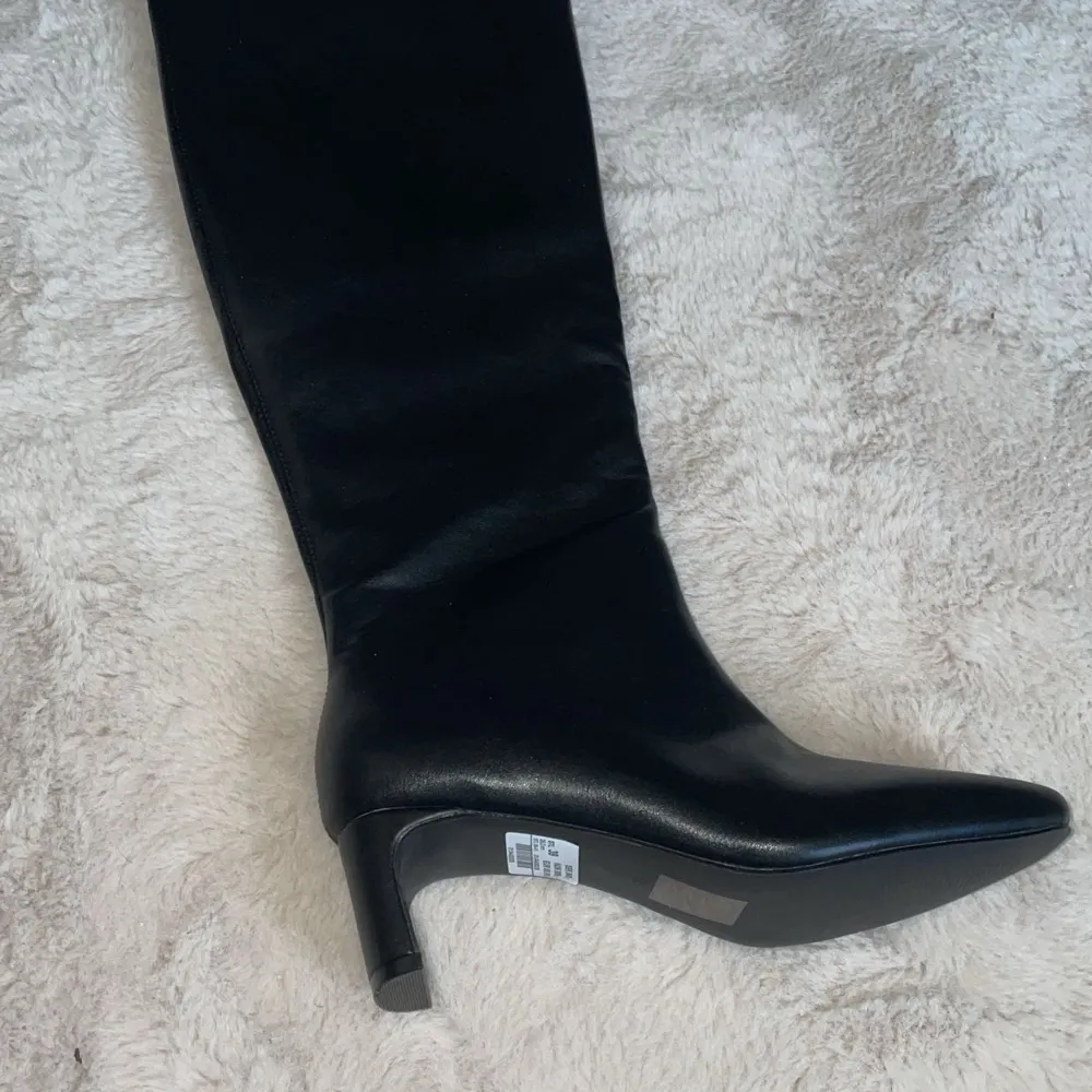 Säljer ett par helt nya och oanvända boots som bara har provats en gång i butik. De är nyinköpta men tyvärr lite för stora för mig, och jag har inte möjlighet att lämna tillbaka dem då kvittot är borta. Original pris:899kr. Skor.