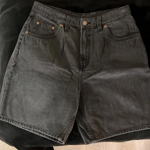 Svarta jeansshorts från H&M Divided - Säljer ett par svarta jeansshorts från H&M Divided i storlek 40. Knappt använda då de är för stora i midjan!