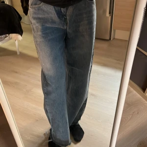 Blå jeans med fransar - Säljer ett par snygga blå jeans i bra skick. De har en loose passform. De är från SHEIN och är stl XL