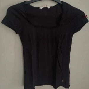 Odd Molly  - Odd Molly T-shirt i nyskick, har en rosett på ena armen 