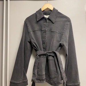 Svart jeans jacka  - Använd en gång 
