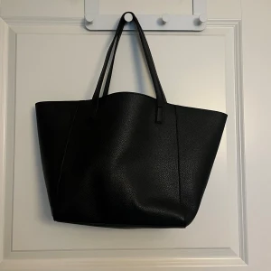 Stor svart väska  - Stilren stor svart väska som jag inte får användning av längre då jag köpt en annan 🩷  Jättefint skick