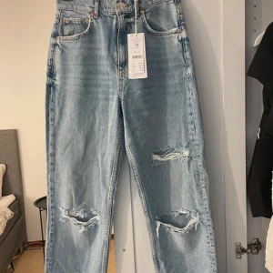 Jeans gina tricot - Jeans i modellen 90s high waist ifrån Gina🤍 Helt nya med prislapp, endast provade på. Säljer pga tyvärr för små men annars superfina☺️ Nypris 599kr