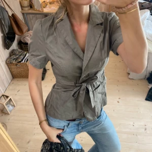 Topp - SUPER snygg festtopp❤️❤️den är grå/brun💕