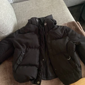 Jacka  - Nästan aldrig använt jackan då det inte var något för mig. Den är skön och varm till vintern och väldigt fin men tyvärr inget som passa mig. En utan knapparna gick av när jag skulle ta av mig jacken men det är inget som man lägger märke till😊