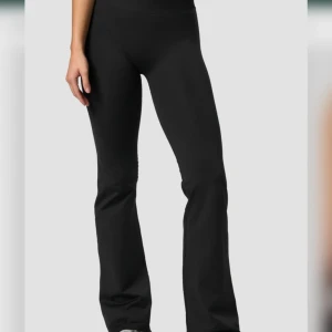 Define seamless flared tights - Obs! Byxorna är marinblåa inte svarta. Helt nya med prislapp kvar!! Storlek XS.  Nypris i butik 800kr