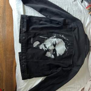 Säljer äntligen min post malone jeansjacka. Denna jeansjackan är köpt på HM men finns inte att köpa längre. Jackan har fått massa komplimanger av andra och vart super populär. En svart jeansjacka med en cool detalj, jo post malone på bakgrunden.