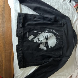 Jeansjacka  - Säljer äntligen min post malone jeansjacka. Denna jeansjackan är köpt på HM men finns inte att köpa längre. Jackan har fått massa komplimanger av andra och vart super populär. En svart jeansjacka med en cool detalj, jo post malone på bakgrunden.