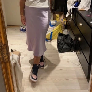 Pastellilla satinkjol - Superfin satinkjol som framhäver formen fint och lägger sig fint över benen!! Lite sliten längst upp (se bild). Använd max 3 ggr