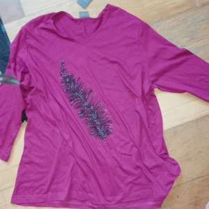 Tröja med lång ärm  - Ny, lapp kvar Står xxl, men är som L