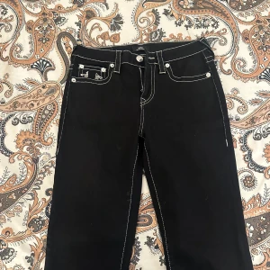 True religion  - Jeans från true religion i Becca modellen  Jeansen är i storlek 29 men passar mig som är i storlek 26-27