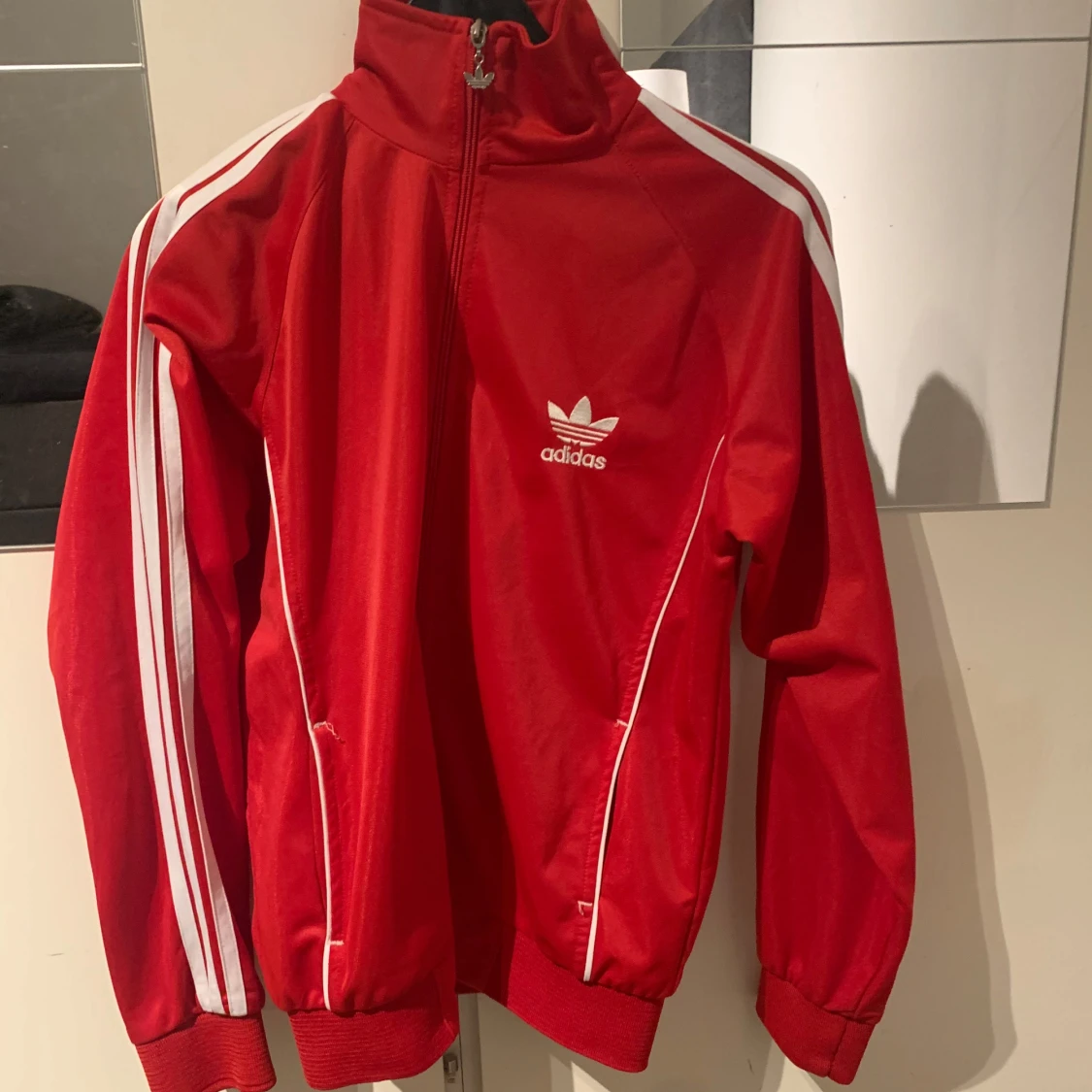Röd Adidas tröja 
