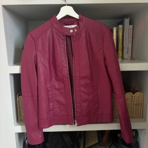 Röd skinnjacka - Säljer denna otroligt smycka lite mörkare skinnjackan! Super snygg passform men säljer då jag har för många skinnjackor. 