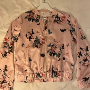 Overshirt  - Säljer denna jätte söta ” jackan” då den blivit för lite och inte kommer till användning. Skriv vid frågor eller fler bilder! 🌸💗