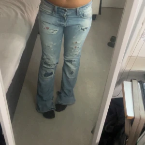 Vintage Replay jeans - Snygga jeans från Replay som inte används! Skulle säga att jeansen är storlek medium. Har klippt jeansen längst ner så de ska bli mer flare men inget som märks!