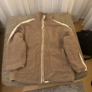 Teddyjacka brun - Säljer då den var lite för stor!  Nypris 499