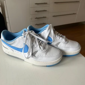 Nike skor - Nike skor i storlek 38. Använda 3 ggr. 
