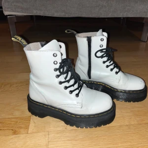 Dr Martens - Vita Dr Martens i storlek 37! Använda så därför finns lite slitningar men annars i snyggt skick!