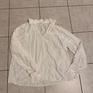 Vit blus - Super fin blus från hm som endast kommit till användning 1 gång🙌 Inga defekter 