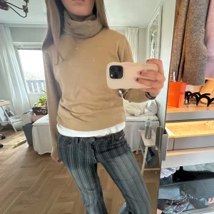 Beige stickad tröja - Säljer en snygg beige stickad tröja som är perfekt för höst och vinter. Den är i en mjuk och bekväm kvalitet med långa ärmar. Passar både till vardags och lite finare tillfällen. Perfekt att matcha med jeans eller kjol! Det är en buffer på första bilden så ingen polo tröja. 