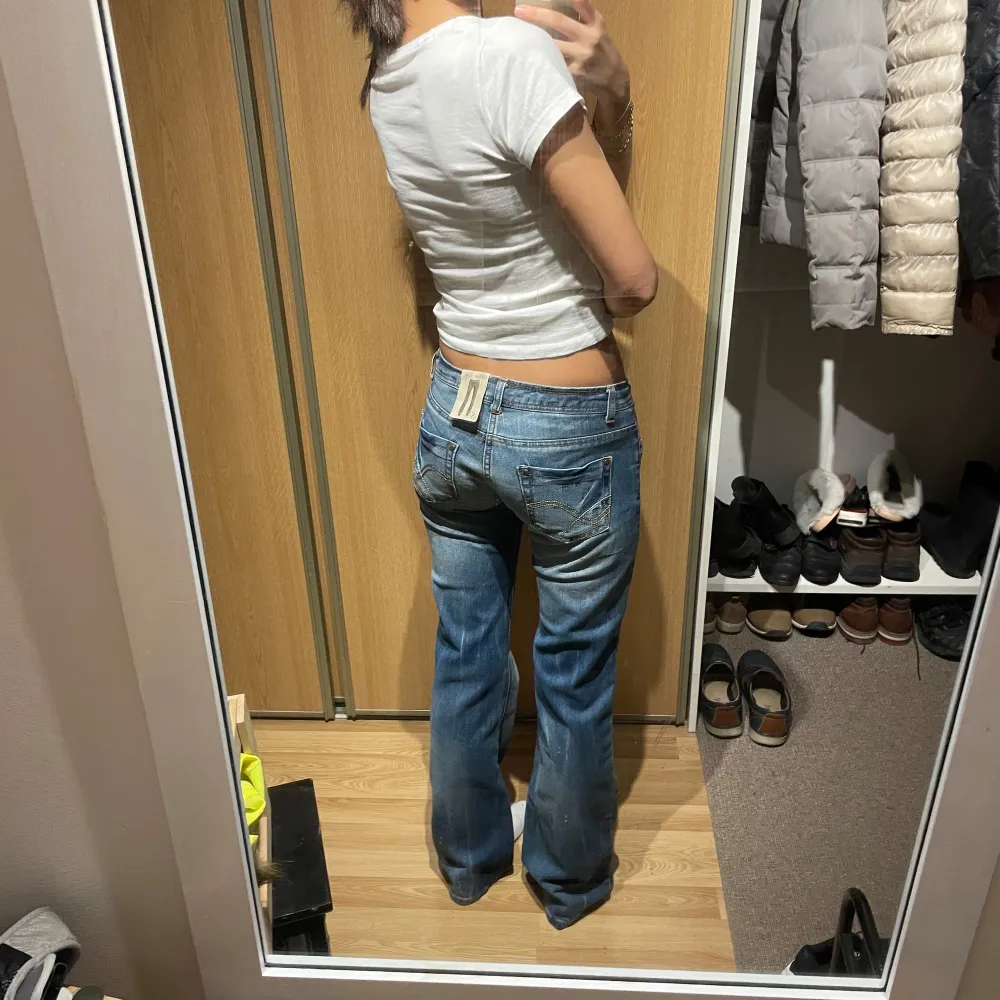 (23) Så snygga Lågmidjade bootcut jeans, helt nya med lappar kvar. Midjemått rakt över: ca 36cm, innerbenslängd: ca 84 cm 🫶🏻. Jeans & Byxor.