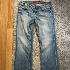 lågmidjade jeans - lågmidjade jeans i storlek W38 L32, är 166 och de passar mig bra i längden! Står straight men skulle säga att de är mer åt bootcut hållet, midjemåttet rakt över är 40cm💕